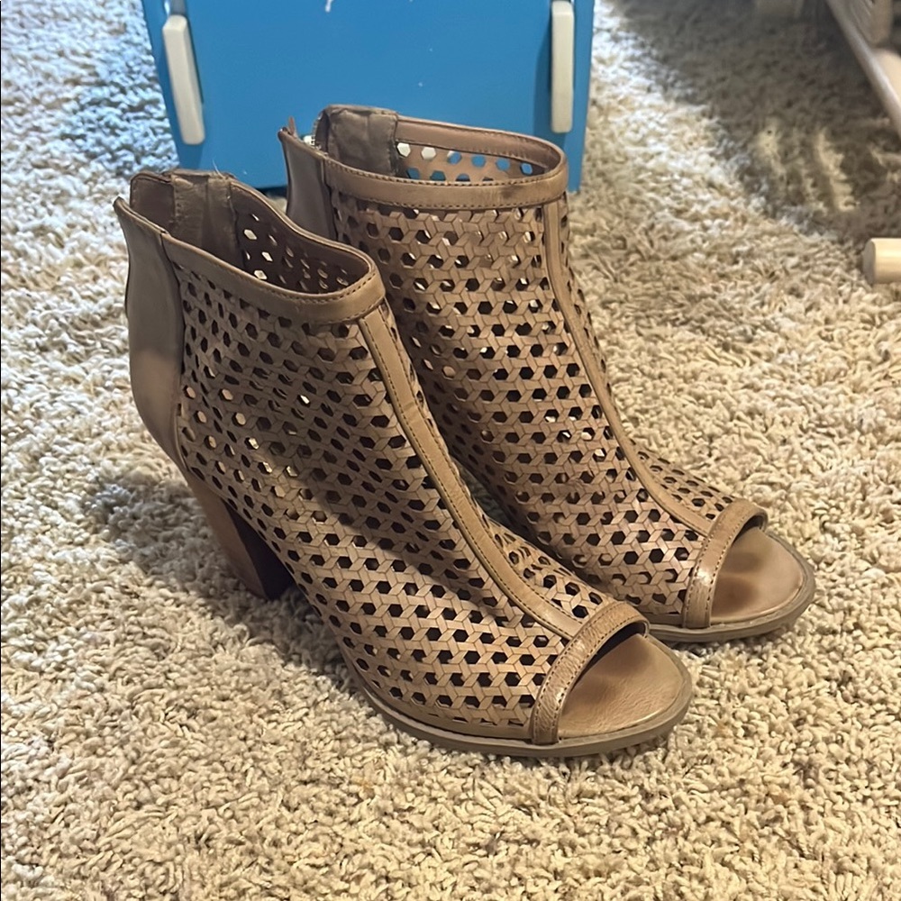 Report Tan Peep-Toe Heels with Laser-Cut Design